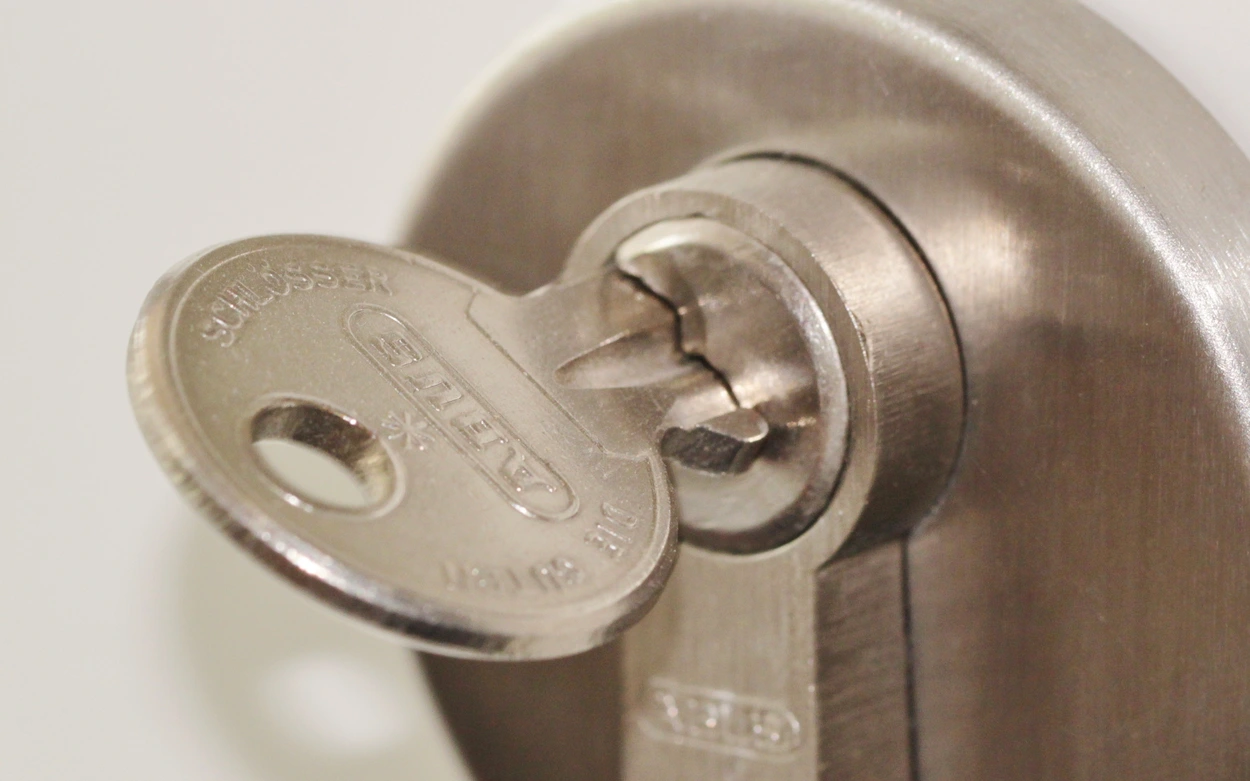 Как поменять личинку замка входной двери?