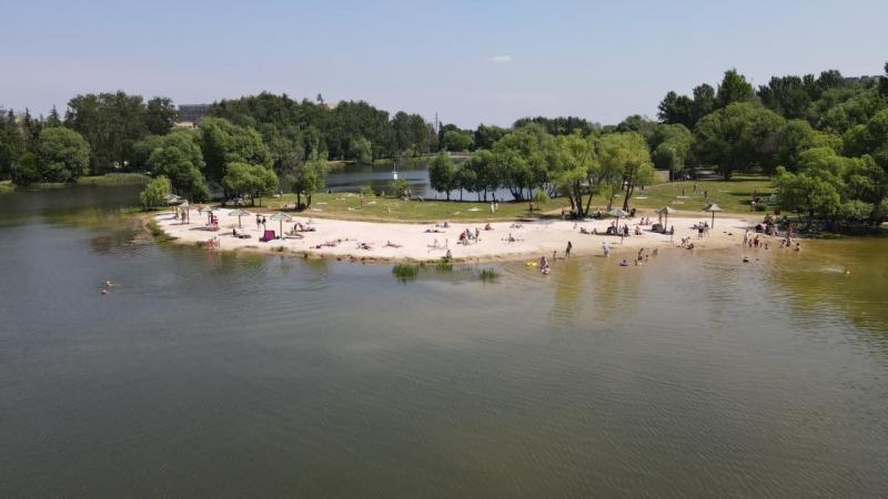 Белый песок завезли на пляж в Фабричного пруда в Реутове