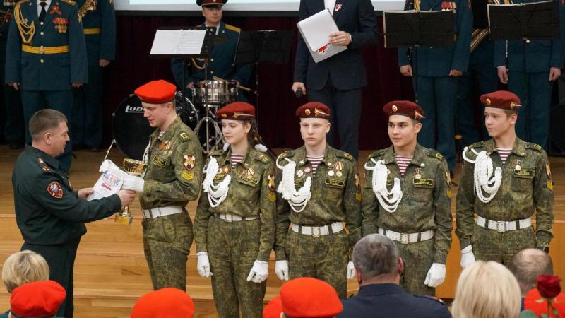 В Кирове росгвардейцы вручили награды победителям месячника военно-патриотического воспитания