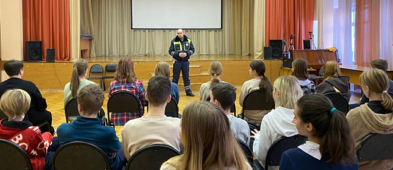 На юге Москвы сотрудники Госавтоинспекции провели для детей профилактическую лекцию о безопасном поведении на дороге в зимний период