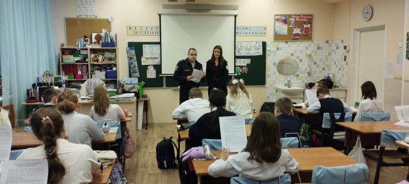 Сотрудники Дубненского отдела вневедомственной охраны в преддверии образования войск правопорядка провели открытый урок