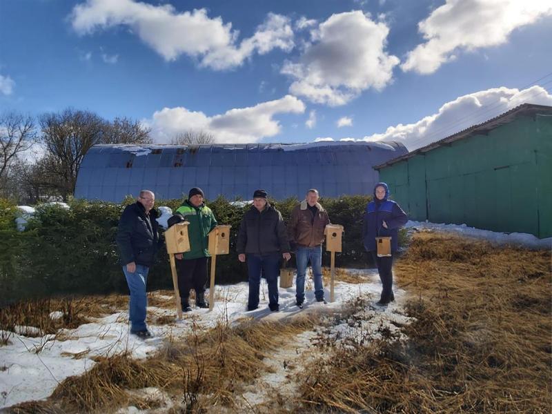 В преддверии дня птиц Смоленские лесопатологи развесили скворечники