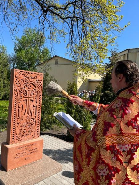 На территории Успенского храма г.Узловой состоялось освящение креста, символизирующего дружбу русского и армянского народов. Фоторяд