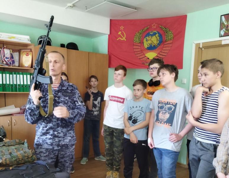 В Кирове росгвардейцы провели для школьников 