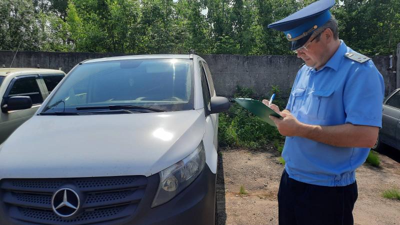 Автомобиль йошкаролинца арестован за долги по алиментам