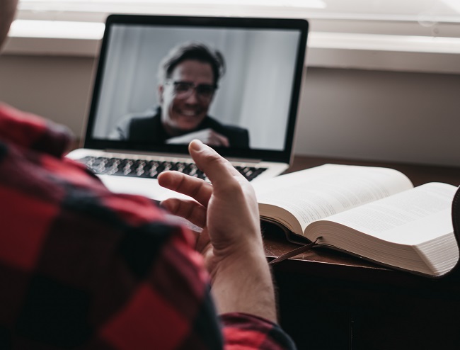 Как выбрать юриста онлайн: рекомендации и критерии выбора