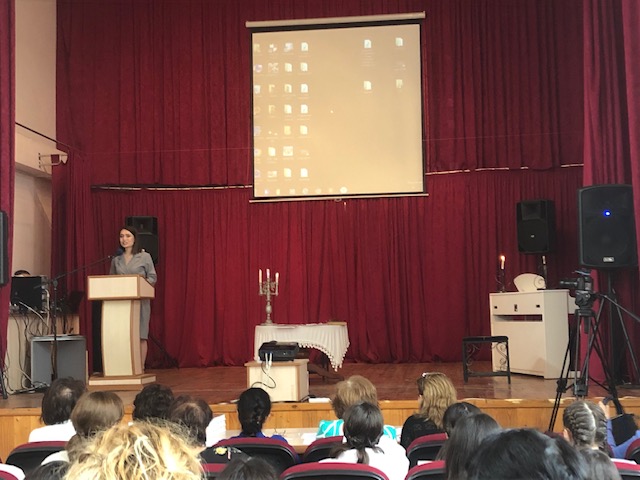 В связи с Международным днём русского языка в Степанакерте состоялся конкурс чтецов. Фоторяд