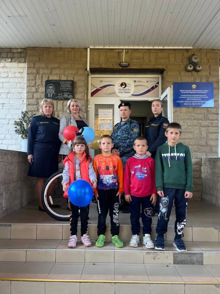 Воспитанникам интерната в ЛНР вручили подарок от марийских судебных приставов