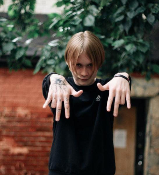 Денис Кричевцов, так же известный под творческим псевдонимом СКВОНК, родился 28 сентября 2005 года в Омске