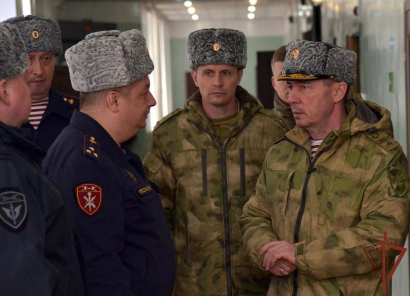 Командующий Уральским округом Росгвардии генерал-лейтенант Владимир Спиридонов проверил дислоцированные в Екатеринбурге подразделения