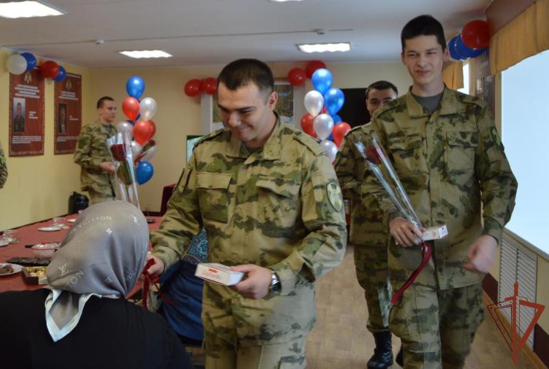 Росгвардейцы отметили День матери на Урале