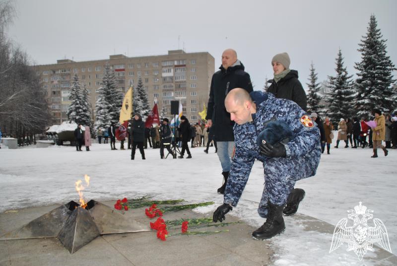 В Кирове росгвардейцы приняли участие в памятном митинге в парке Победы
