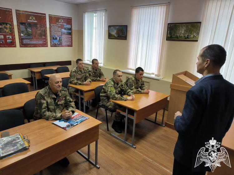 В Кирове ветеран Росгвардии провел мероприятие, посвященное Дню Неизвестного солдата