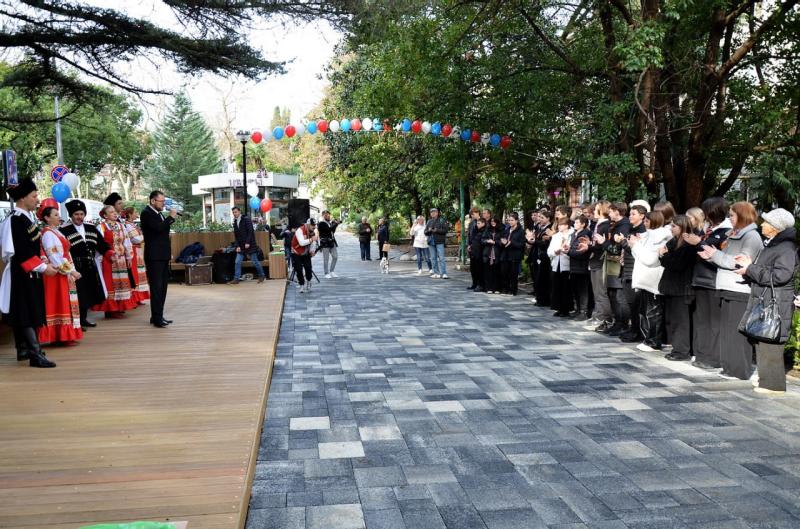 Депутат ЗСК Виктор Тепляков оказал содействие в строительстве нового парклета в Сочи