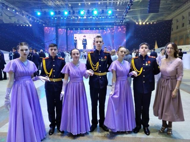 Подшефные кировских росгвардейцев приняли участие в Международном кремлевском кадетском бале