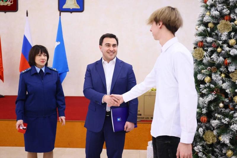 Сироте из Реутова вручили ключи от квартиры