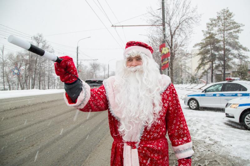 На дороги Оренбурга вышел полицейский Дед Мороз