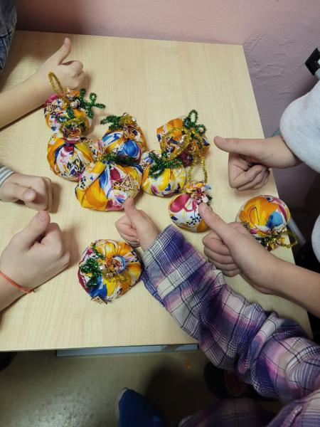 Воспитанники детского реабилитационного центра сделали новогодние игрушки для слабовидящих и слепых детей