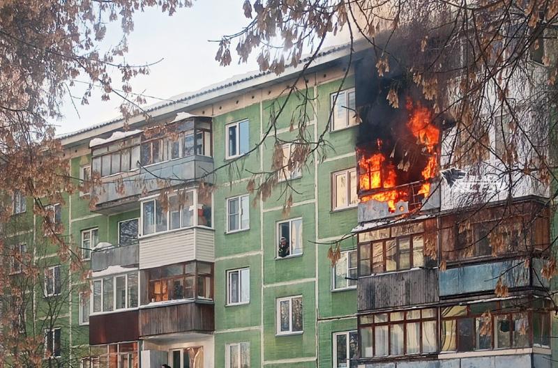Мертвого мужчину нашли при пожаре на улице Кошурникова в Новосибирске