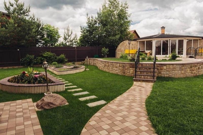 Профессионалы от компании Pro Dvor Краснодар предлагают услуги по укладке тротуарной плитки по выгодным ценам