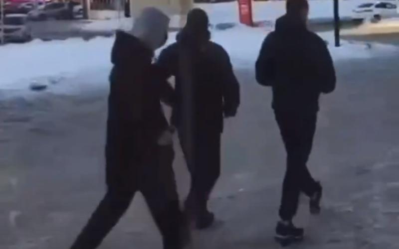 Подростки разбили двери и распылили газ в новосибирском ТЦ