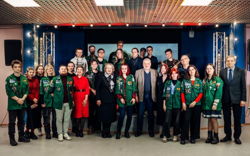 «Все, окончен последний экзамен, вновь реет отрядное знамя»: в ЛЭТИ прошел квартирник студенческих отрядов