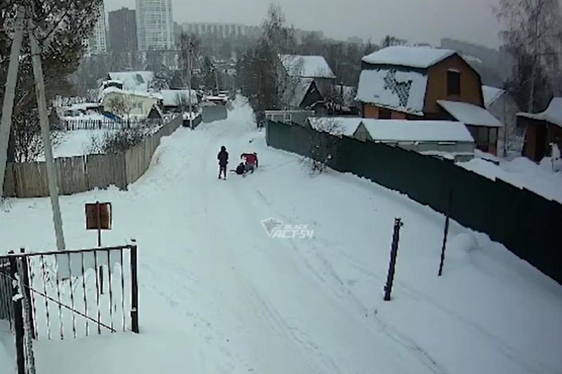 Полиция проверяет инцидент с жестоким избиением парня в Новосибирске