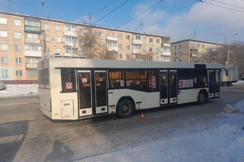 Ребенок выпал на ходу из автобуса в Новосибирске