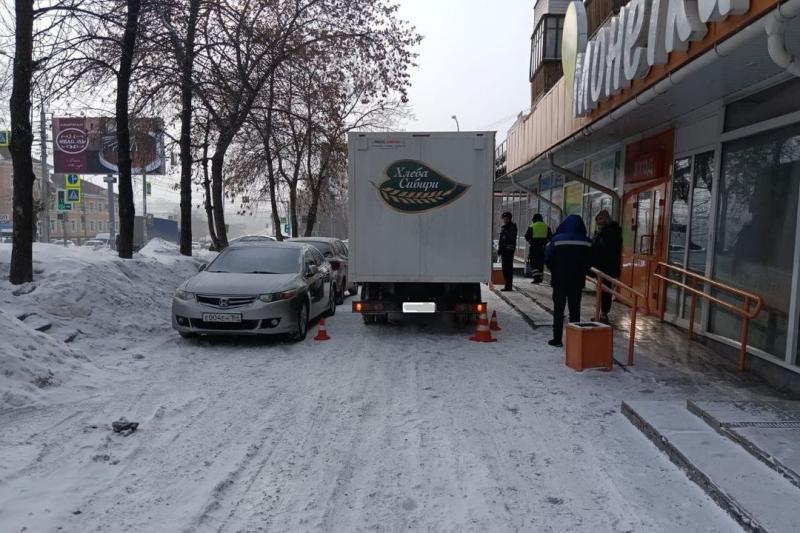 Хлебовозка наехала на школьницу возле Монетки в Новосибирске