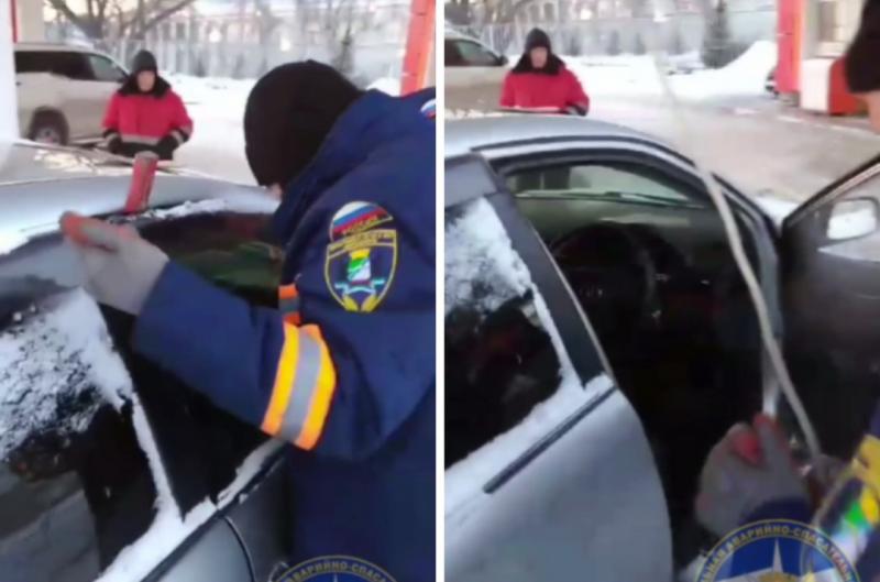 Спасатели вытащили двухлетнего ребенка из запертой машины в Новосибирске