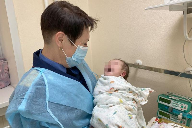 Бабушка младенца, выкинутого в мусорку в Новосибирске, не может стать его опекуном