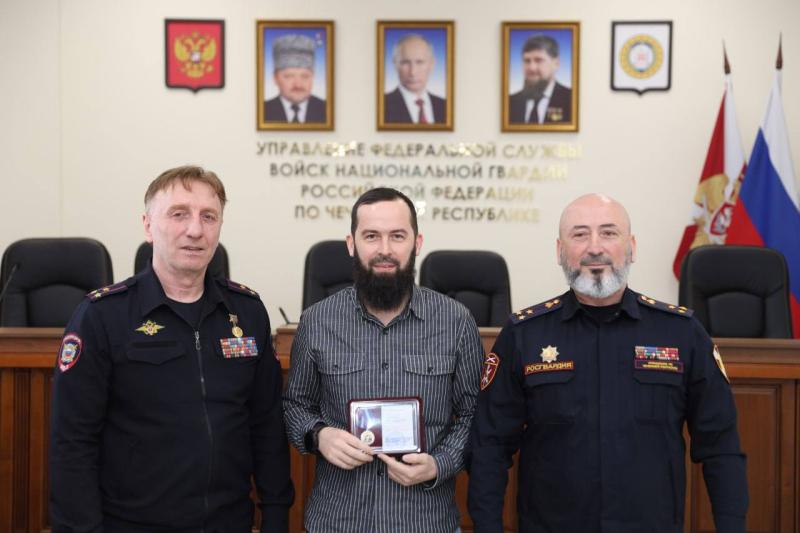 В ГРОЗНОМ СОТРУДНИКОВ ЛИЦЕНЗИОННО-РАЗРЕШИТЕЛЬНОЙ РАБОТЫ И ГОСКОНТРОЛЯ РОСГВАРДИИ ПОЗДРАВИЛИ С ПРОФЕССИОНАЛЬНЫМ ПРАЗДНИКОМ