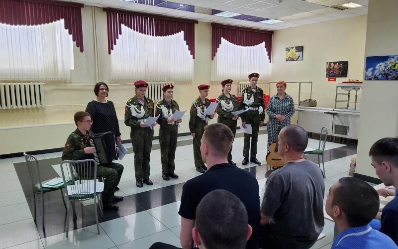 В Кирове подшефные кадеты Росгвардии поздравили росгвардейцев, находящихся на лечении, с Днем защитника Отечества