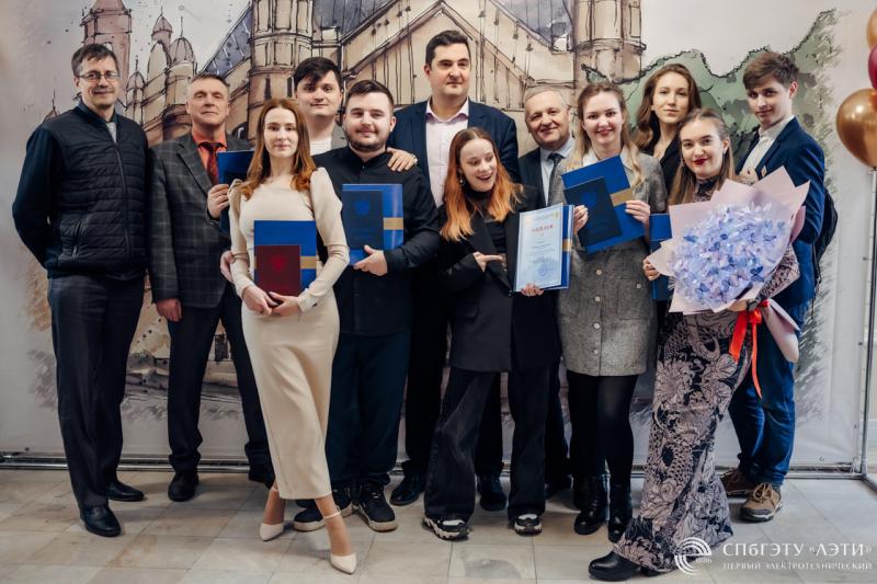 «В добрый путь»: в ЛЭТИ состоялось торжественное вручение дипломов выпускникам