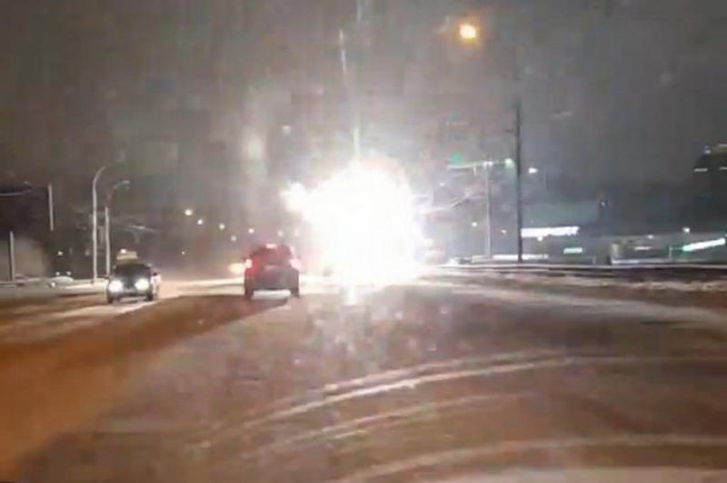 Заискрилась линия троллейбуса на Димитровском мосту в Новосибирске