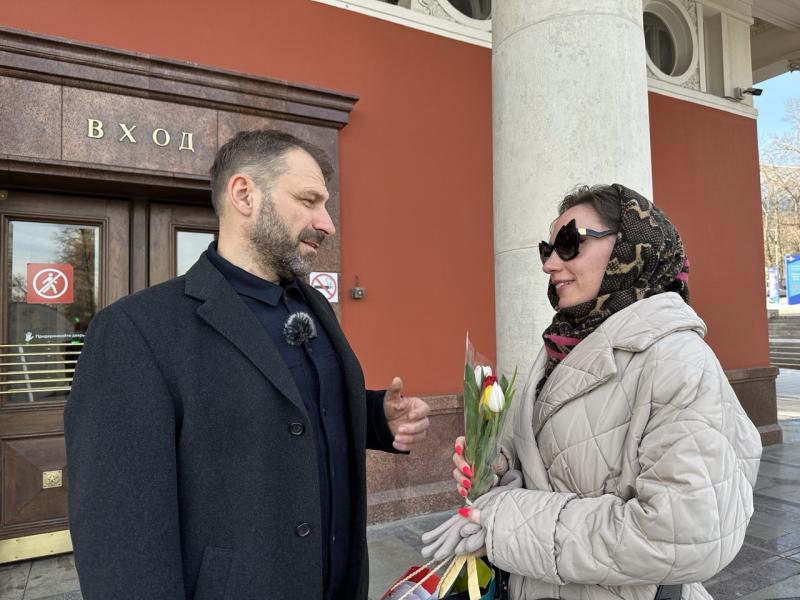 Миллиардер Игорь Рыбаков спустился в метро, чтобы поздравить женщин с 8 марта