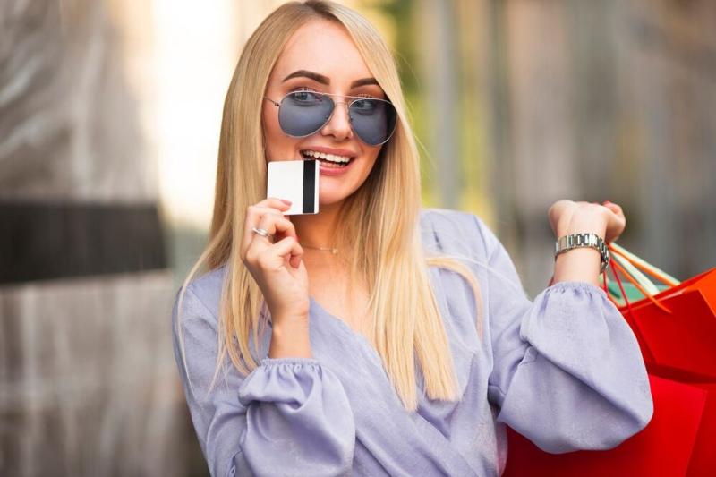 Потратила деньги с чужой карты и угодила в колонию женщина под Новосибирском