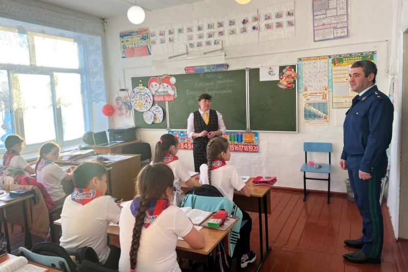 Чиновники дали денег на ремонт школы под Новосибирском, когда увидели прокурора