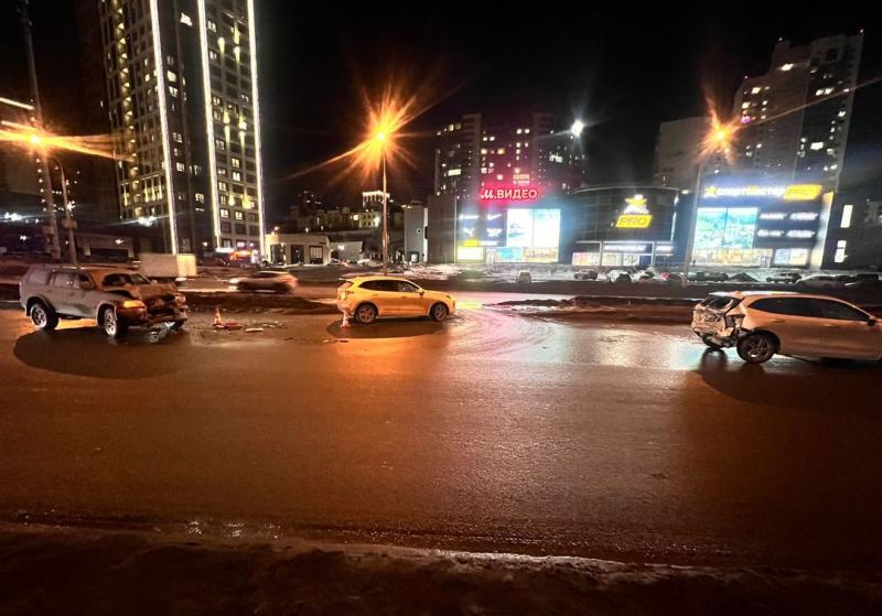 Четыре человека пострадали в массовой аварии в Новосибирске