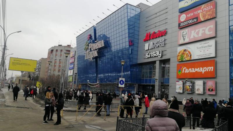 Посетителей и сотрудников ТРК «Роял Парк» в Новосибирске эвакуировали на улицу