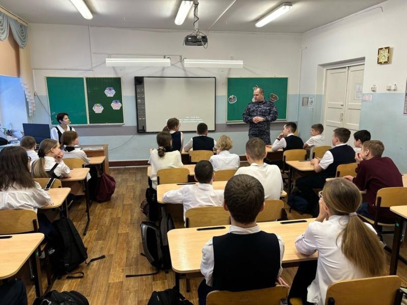 В Кирове офицеры Росгвардии рассказали школьникам и студентам о службе в ведомстве