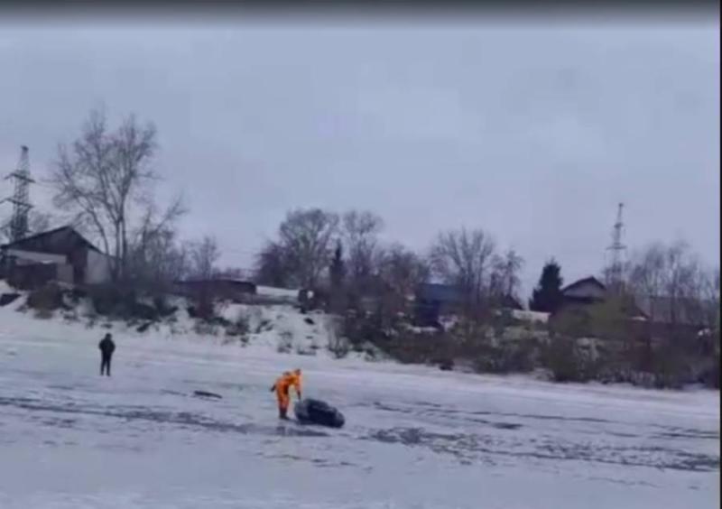 В акватории реки Обь под лед провалился мужчина