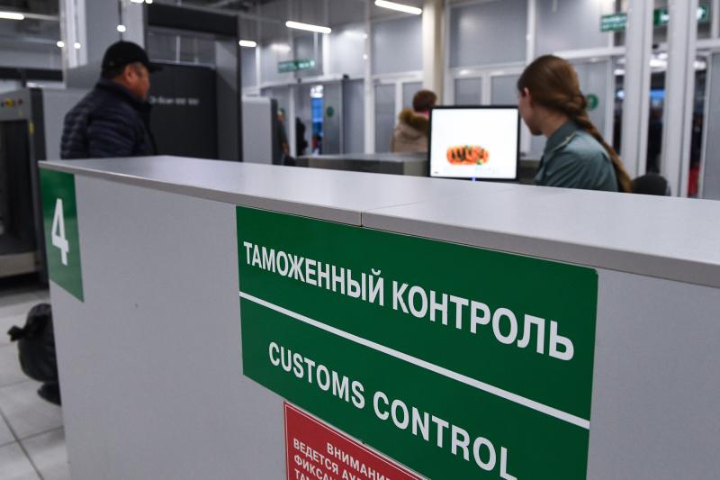 На таможне в Толмачево задержали багаж с брендовой одеждой на 30 тысяч евро