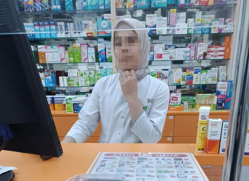 «Она разжигает в нас ненависть и вражду»: снять платок с головы фармацевта потребовали жители Новосибирска