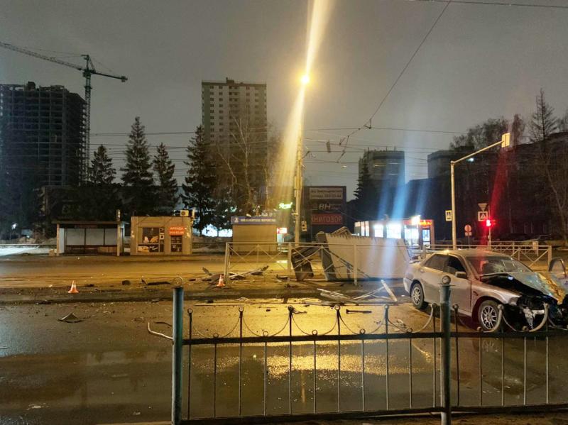 Полиция ищет водителя, врезавшегося в остановку и покинувшего место ДТП в Новосибирске