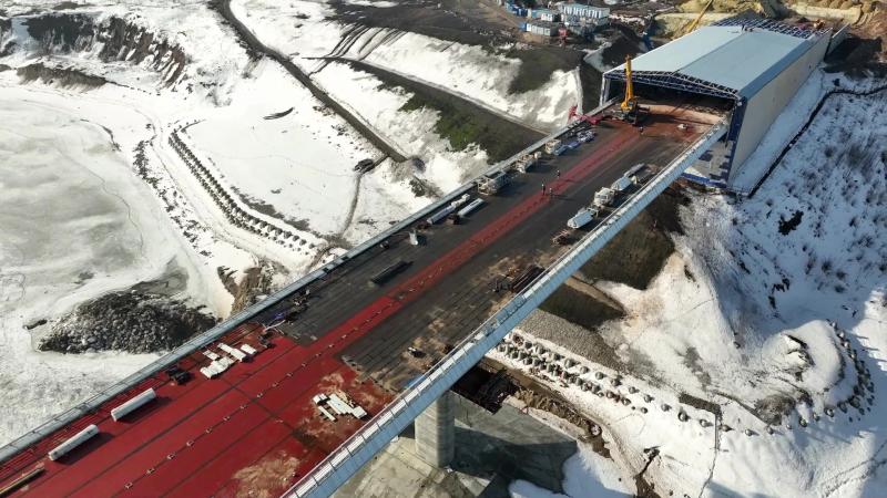 На строительстве моста через Волгу приступили к устройству полотна