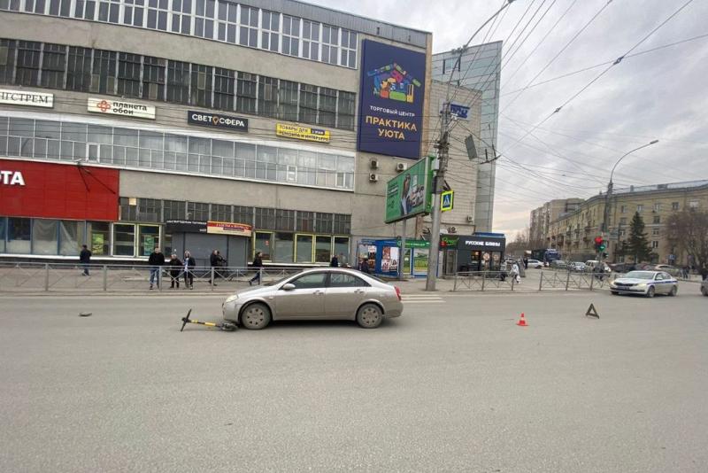 Машина сбила подростка-самокатчика на пешеходном переходе в Новосибирске