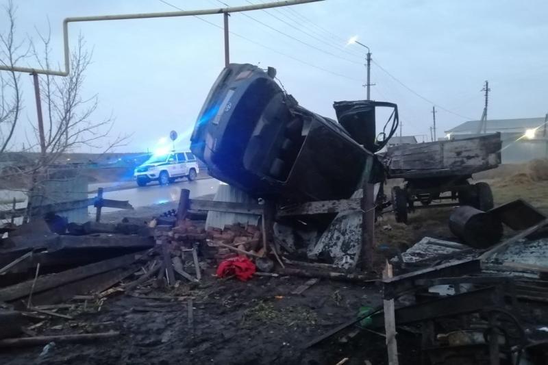 Под Новосибирском иномарка снесла ограду и повисла на заборе — водитель погиб