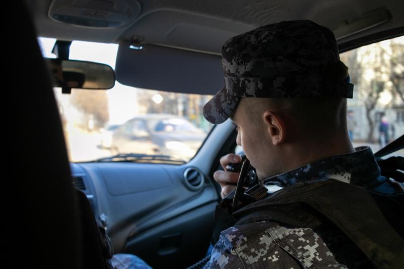 В Кирове росгвардейцы задержали кировчанку, разбившую дверь в баре