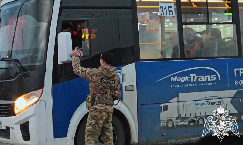 РОСГВАРДЕЙЦЫ ПРИСОЕДИНИЛИСЬ К АКЦИИ «ИФТАР В ДОРОГЕ» В ГРОЗНОМ